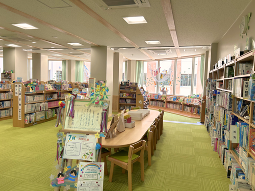 南砺つばき学舎を見学します。1～9年生が利用する図書室は、たくさんの本が並びます
