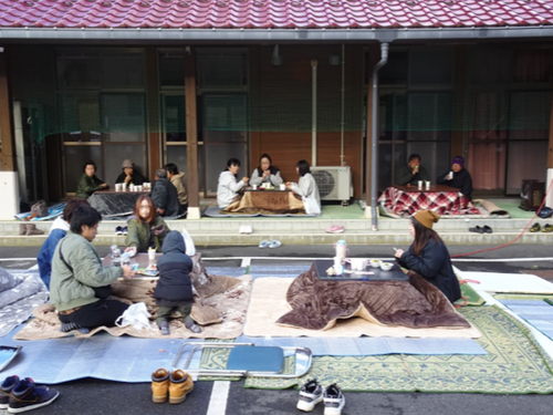 屋外でおこた（こたつ）イベントの様子