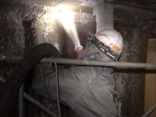 耐火被覆工事作業中