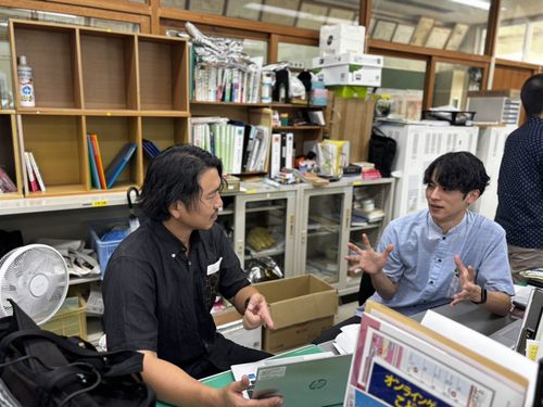 職員室で教員とのディスカッション