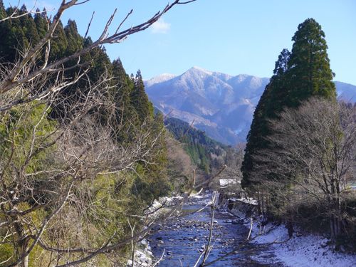 一級河川の五ヶ瀬川が流れる風景