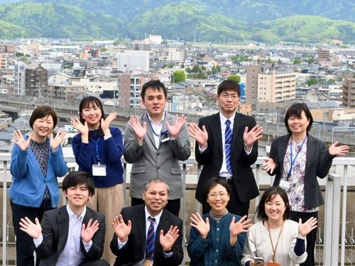 県庁生涯学習・文化財課のメンバーと山本さん。＼ご応募をお待ちしています！／