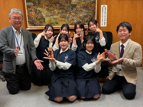 白石英樹さん（左）／廃棄される甘エビ殻を活用して新商品・海老油を高校生と共同開発