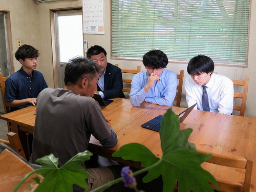 経営者の元へ訪問し、打ち合わせをしている様子。