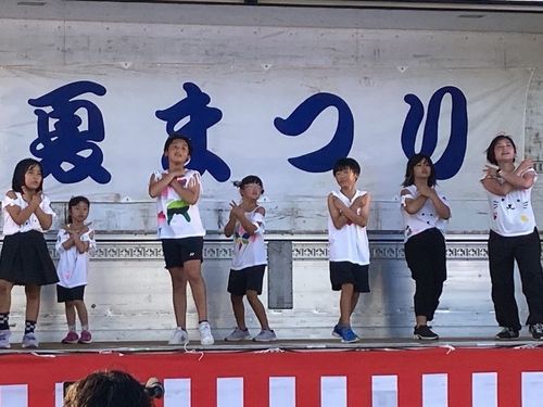 夏祭りでダンス披露