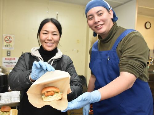 隊員が考えたチョウザメバーガーの試作販売しました！