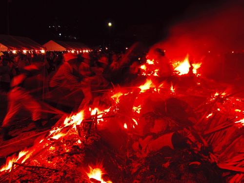 炎の下では出品された土器が焼き上げられています。