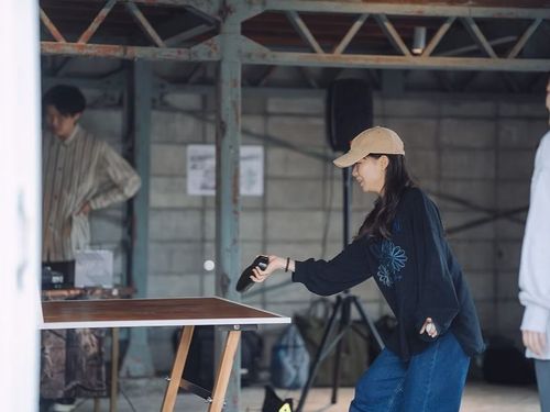 仕掛けが狙い通りのシナジーを生む。直営店イベント「サンダル卓球」の一コマ