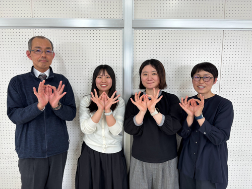 一緒に探究活動に取り組む先生方！生徒発案の「ももポーズ」