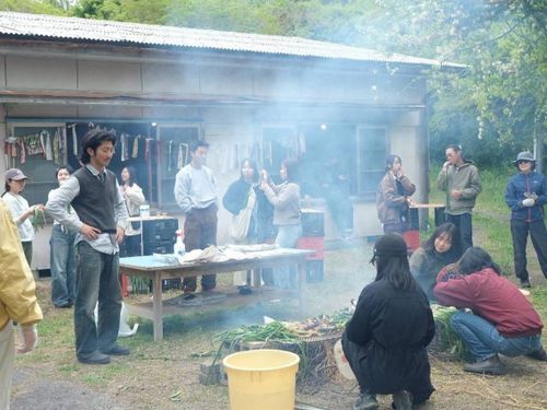 大人の島留学生が作った拠点にて、ねぎ祭りの様子　