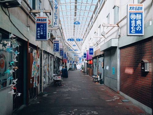 レトロな商店街でまち歩きも楽しい。北アルプス国際芸術祭も注目されています。