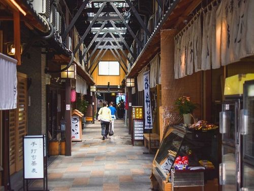 100年前にできた歴史ある公設市場の散歩も楽しめます