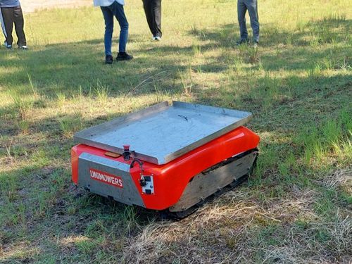 各種の実証を行っているリモコン草刈機