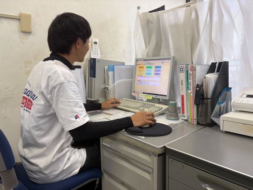 事務所での書類作りや伝票整理も行います。