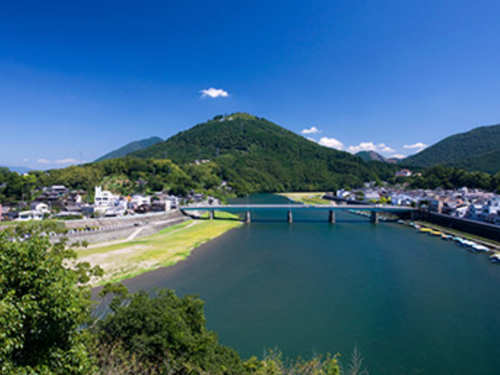 大洲市内を流れる肱川。流域ごとに多様な文化がある。※えひめ移住ネットより