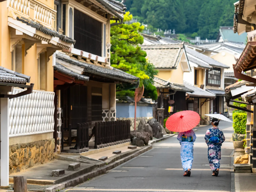 白壁の商家や伝統的な町家が並ぶ町並みが美しい。※えひめ移住ネットより