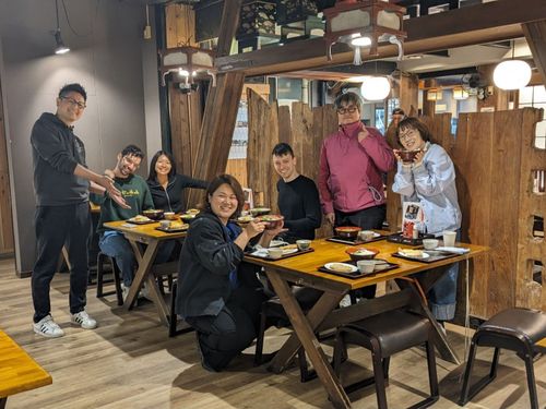 週に一度の"コミュニティランチ"。みんなで近所のうどん屋や定食屋へ。