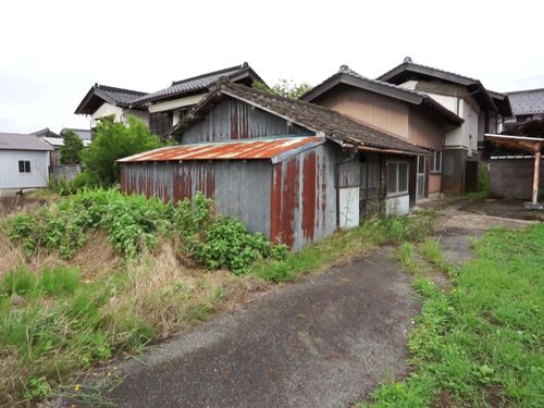 撤去して駐車スペースとしての活用を検討できる古い倉庫