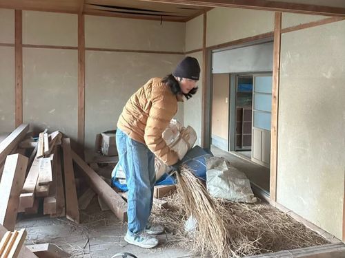 空き家を改修し、島の新しい居場所・にぎわいの拠点作りをする大人の島留学生
