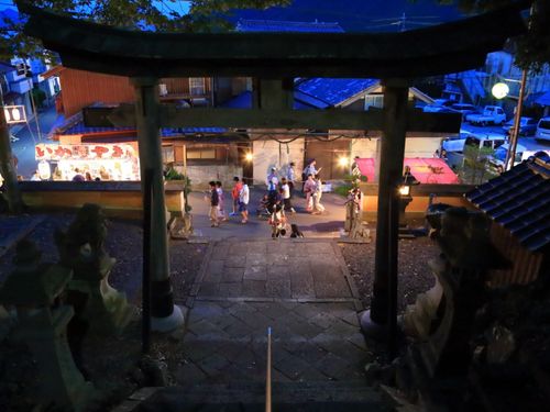 愛宕神社から見た屋台の様子。昔ながらの街並みと民芸「つくりもん」に触れる