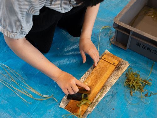 苧麻（ちょま）の皮をさらにそいで細くしていきます