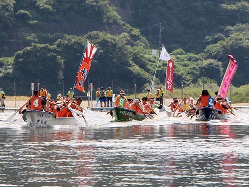 2日目に参加するEボートの風景。毎年40チーム前後が参加し、白熱します🔥