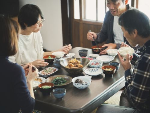 誰かが作ったごはんを、みんなで食べる。対話は、この食卓から生まれます。