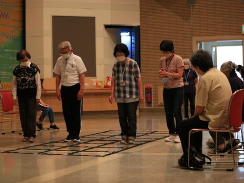 お年寄りの健康づくり「ふまねっと運動」の様子