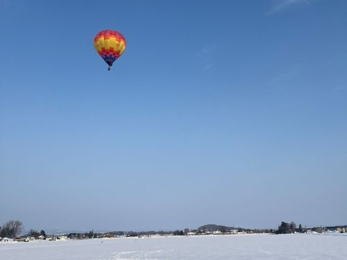雪景色に彩を与える気球