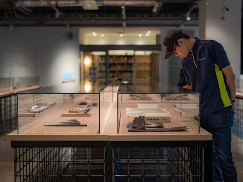 知るほどに奥深い、三条市のものづくりの歴史にも触れることができる三条市立図書館。