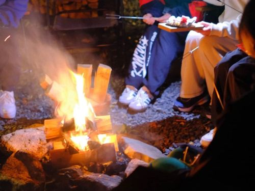 夜は焚き火座談会。面接ではなく、ただ話す時間です