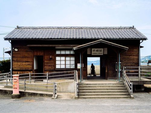 レトロな木造駅舎と美しい大村湾が一望できる千綿駅。