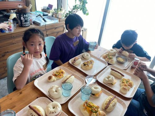 ネコのパンを作って食べる子どもたち。見た目も美味しそう！