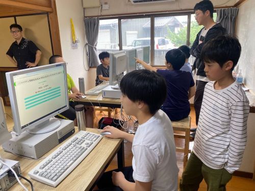 パソコンを使ってクイズゲームをつくる講座の様子。画面にくぎづけです！