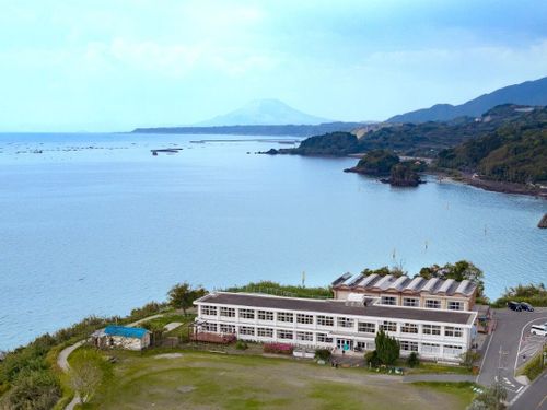 現地視察を行う廃校跡の宿泊施設「ユクサおおすみ海の学校」