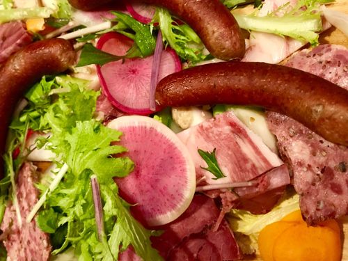 ジビエや新鮮な野菜、地元グルメもくらしのいろどりのひとつ