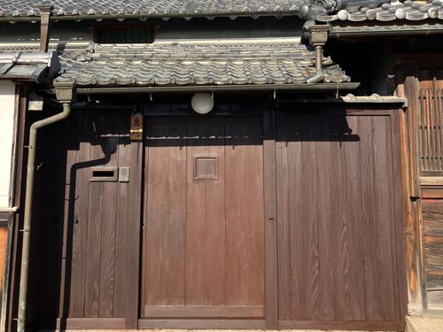 昨年、日野まちなみ保全会の会員で塗り直した島﨑邸の門