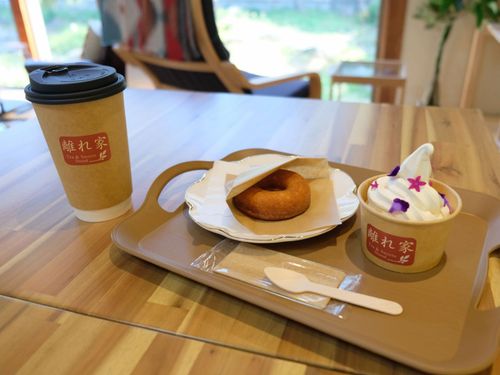 【離れ家のメニュー】左から、ホットドリンク、焼きドーナツ、花巻ソフト