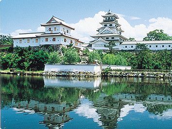 今治城と瀬戸内の青空（えひめ移住ネットより）