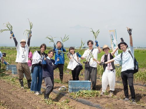 JAと地元農家と連携して、にんにくの収穫体験イベントを開催。県外からの参加者も！