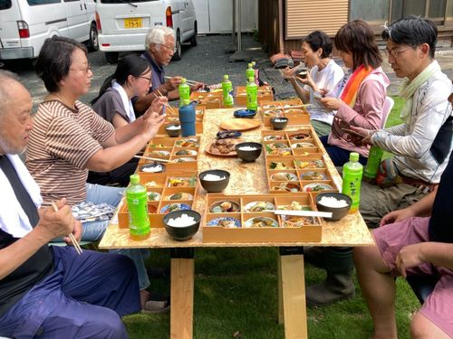 昼食は近くのお試し暮らしの宿　紲yaで