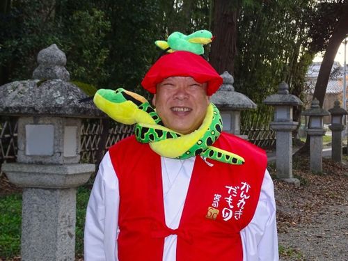 ご要望があれば、ユニークな衣装で団体客の対応をされる宮司 大橋さん