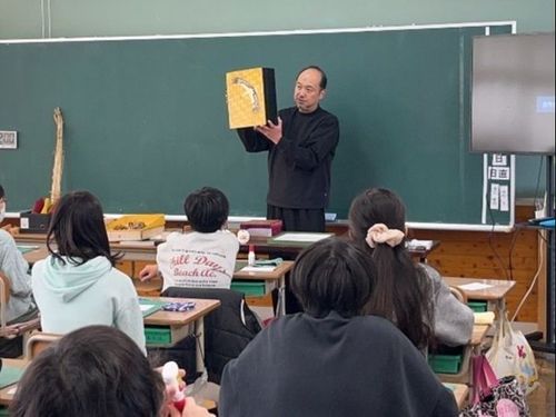 ふるさと教育の一環で、毎年市内小学校で出張授業も行っています。