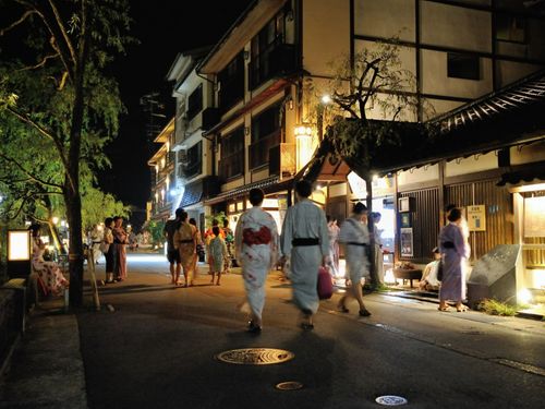 漕艇場のすぐ近くにある情緒豊かな日本有数の温泉地・城崎温泉