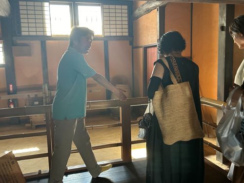 菊屋家住宅で案内中の廣瀬さん