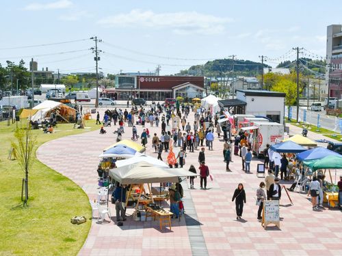 男鹿駅前広場