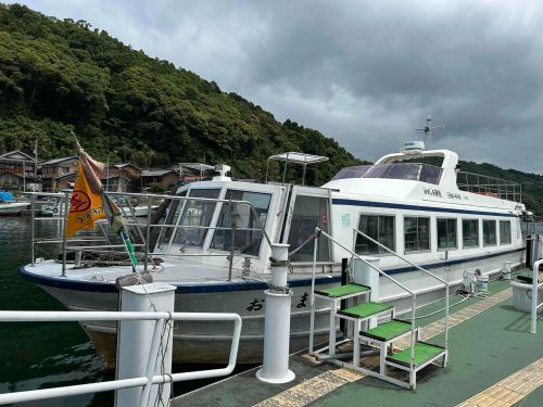 沖島通船。定員50名で1日12便（日祝は10便）の定期船です。