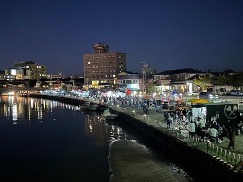 公共空間、親水空間の利活用事業として、15～20店舗の地域事業者が出店