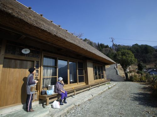 宿の清掃は地元の方と一緒に。終わったら縁側で一息。