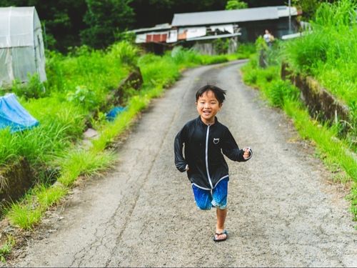日々自然で遊びまわる長男・元志くん（えひめ移住ネットより）